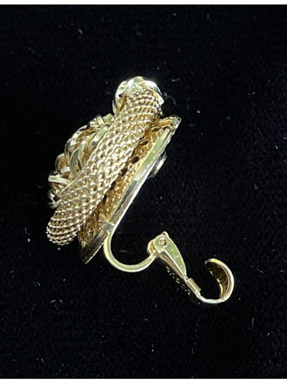 Vogue Earrings Signed Gold Tone Clip On Mesh Chain Bold Statement Vintage 1980s - Picture 7 of 7
